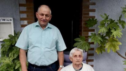 Bild: gri
Maria Haas nimmt die Glückwünsche des Zweiten Bürgermeisters Franz Weiß entgegen.