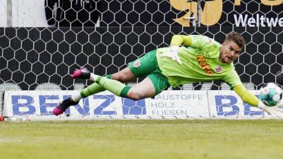 Archivbild: Uwe Anspach/dpa
Da ist kein Vorbeikommen: Jahn-Torwart Alexander Meyer hat den Regensburger Kasten in der aktuellen Spielzeit in drei Partien noch sauber gehalten.