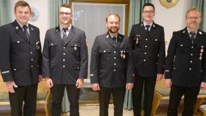 Bild: Katharina Biehler/exb
Die Feuerwehr Pursruck hat neue Kommandanten (von links): Vorsitzender Erich Deichl, Zweiter Kommandant Martin Heinrich, der neue Kommandant Günther Rumpler, Kreisbrandmeister Armin Daubenmerkl und Reinhard Biehler.
