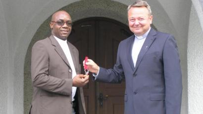 Archivbild: öt
Mit der Schlüsselübergabe für den Pfarrhof von Pfarrer Josef Waleszczuk (rechts) an Pfarrvikar Paul Ezenwa im September 2019 schien die Seelsorge der Pfarrei Neusorg nach dem Ruhestand von Pfarrer Hans Riedl gesichert. Nun wurde der Priester nach Teisnach im Bayerischen Wald abberufen.