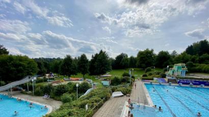 Bild: Eichl
Beginnen soll die Sanierung mit dem Nichtschwimmerbecken (links im Bild); dieses soll etwa um die Hälfte verkleinert werden. Für die Sprungtürme (rechts) wird es voraussichtlich keinerlei Förderung geben; ob sie auf Dauer bleiben können, ist somit fraglich.