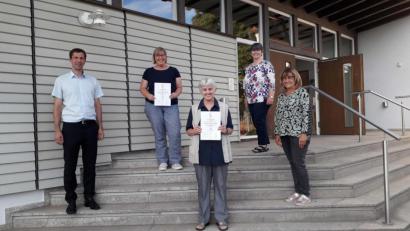 Bild: Andrea Breu/exb
Pfarrer Michael Hoch (links) und Andrea Bauer (Zweite von rechts) und Johanna Weigert (rechts) vom KAB-Leitungsteam ehrten Angelika Breitschaft (Zweite von links) und Elisabeth Schieder (Mitte).