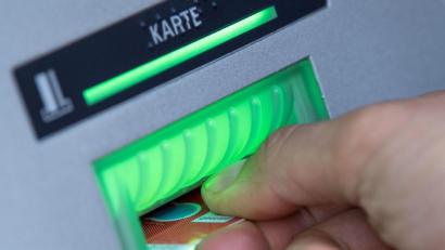 Symbolbild: Fabian Sommer/dpa
Auch an Geldautomaten hob der Täter vom Konto der Amberger Seniorin viel Geld ab.