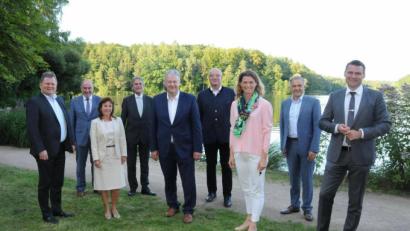 Bild: Christine Hollederer/exb
Die Landräte um Bezirkssprecher Richard Reisinger (Fünfter von links) sowie Regierungspräsident Axel Bartelt (Vierter von links) hießen die künftige Geschäftsführerin des Bayerischen Landkreistags, Andrea Degl (Dritte von links), in ihrer Mitte willkommen.