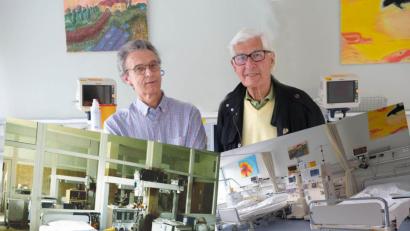 Bild: Klnikum/Dietl/exb
Dr. Lothar Kornalik, Ärztlicher des KfH-Nierenzentrums Amberg sowie Nephrologe am Klinikum St. Marien, und Dr. Nikolaus Luz (rechts), der die Dialyseabteilung 1971 aufgebaut hat, auf der heutigen Dialysestation. Unten links im Bild die alte Dialysestation in den 80er-Jahren.