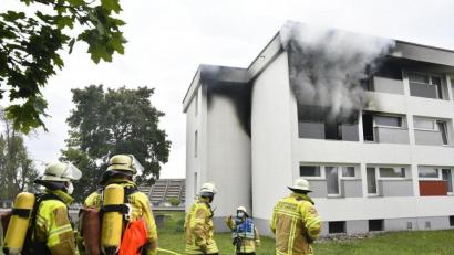 Bild: Petra Hartl
Circa 150.000 Euro beträgt der Schaden durch den Brand der Gropius-Wohnungen in der Rosenthalstraße. Nach den Löscharbeiten am Nachmittag musste die Feuerwehr in der Nacht ein zweites Mal anrücken.