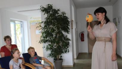 Bild: ads
Mit dem russischen Märchen "Das Klößchen", das Polina Kropp mit Handpuppen erzählte, zog sie die kleinen und auch großen Zuhörer in ihren Bann.