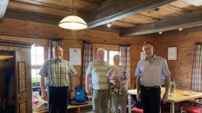 Bild: Gäste-Info Bad Neualbenreuth/exb
Horst und Irene Müller (Mitte) haben schon 35 Mal ihren Urlaub in Bad Neualbenreuth verbracht. Dafür bedankten sich Bürgermeister Klaus Meyer (links) und der Vorsitzende des Tourismusvereins Bad Neualbenreuth/Sibyllenbad, Alfons Schnurrer.