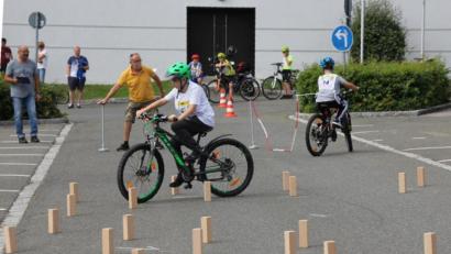 Bild: Christoph Fröhlich/exb
Rum um die Hölzchen: Der Fahrradparcour erforderte Geschick und Konzentration.