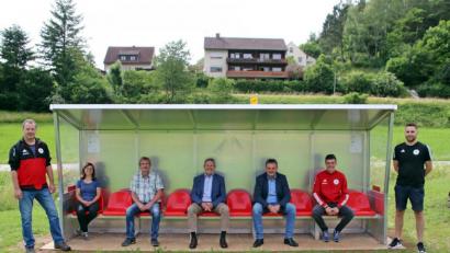 Bild: lei
Dass die Fußballer künftig bei Wind und Wetter gut geschützt sind, freut (von links) 2. SC-Vorsitzenden Herbert Herbst, Frankenpfalz-Umsetzungsmanagerin Verena Frauenknecht, SC-Vorsitzenden Norbert Neidel, Frankenpfalz-Vorsitzenden und Auerbacher Bürgermeister Joachim Neuß, Hirschbachs Bürgermeister Hermann Mertel, SC-Kassier Jürgen Leißner und SC-Beisitzer Eric Neidel.