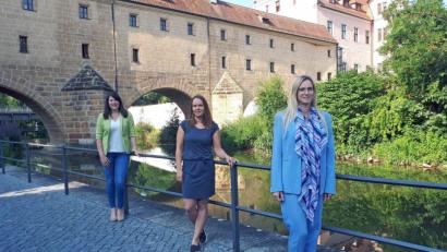 Bild: Sabine Schröther/exb
Sie arbeiten im Bereich der Jugendhilfeplanung zusammen (von links): Nadine Gräml (Stadt Amberg), Julia Schötz (Landkreis Amberg-Sulzbach) und Sibylle Vinzens vom Jugendamt der Stadt Amberg.