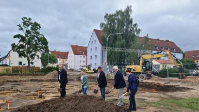 Bild: sne
Vorstand und Landrat Andreas Meier (von links), Architektin Katrin Weidner, Vorstand und Bürgermeister Edgar Knobloch, Vorstandsvorsitzender Rupert Troppmann und Regierungsamtsfrau Alexandra Stetzuhn beim Spatenstich für das Wohnungsbauprojekt des Landkreissiedlungswerks Neustadt/WN in Grafenwöhr.