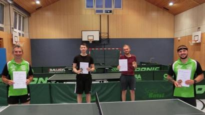 Bild: Erich Kneissl/exb 
Den Vereinsmeistertitel holte sich Lukas Schieber (Zweiter von rechts). Unser Bild zeigt ihn mit den Nächstplatzierten: (von links) Erich Kneissl, Dominik Pornitz und Daniel Rotaru.