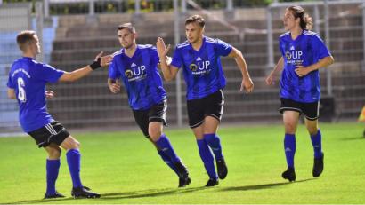 Bild: A. Schwarzmeier
Die Mannschaftskollegen klatschten Nico Argauer (Zweiter von rechts) nach seinem Elfmetertor ab. In der Nachspielzeit legte der Neuzugang vom SC Luhe-Wildenau nach und sorgte mit seinem sechsten Saisontor für den 2:1-Sieg der SpVgg SV Weiden über den TSV Seebach.