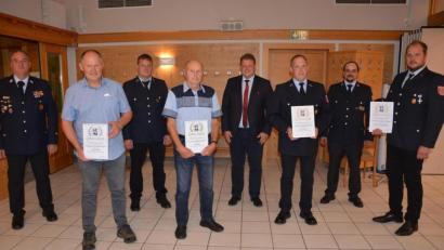 Bild: jr
Treue Mitglieder ehrte die Feuerwehr Pechofen bei der kombinierten Jahresversammlung 2019 und 2020. Im Bild (von links) Kreisbrandmeister Wolfgang Wedlich, Martin Weiß, Vorsitzender Matthias Lindinger, Josef Zeis, Bürgermeister Stefan Grillmeier, Hans Eckert, Kommandant Thomas Zintl und Thomas Schaumberger.