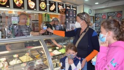 Bild: Kunz
Auch bei der letzten Station der Oberpfalz-Medien Eis-Tournee 2021 in Weiden konnten sich die Leser über Gratis-Eis freuen.