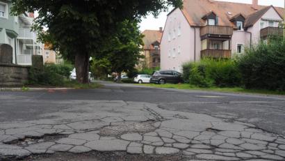 Bild: ws
Wahrlich kein Vorzeige-Boulevard: Die Mezgerstraße befindet sich in einem schlechten Zustand. Jetzt soll zumindest eine neue Teerdecke die schlimmsten Schlaglöcher füllen.
