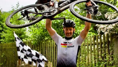 Bild: Herrmann
Stefan Herrmann am Ziel. In zehn Tagen hatte er zuvor per Rad Deutschland umrundet.