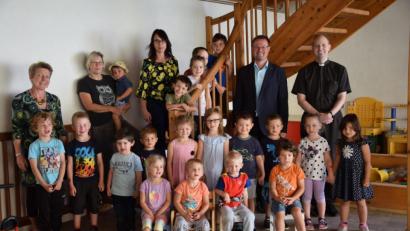 Bild: bö
Mit Beginn des neuen Kindergartenjahres am 1. September 2021 öffnet die neue Kleinkinderbetreuung in Hohenburg. Die Kindergartenkinder statten den Räumen, begleitet von ihrer Leiterin Brigitte Semmler (hinten Mitte), von Bürgermeister Florian Junkes und Pfarrer Hans Jürgen Zeitler (rechts daneben) sowie Monika Edenharder (links) einen ersten Besuch ab.
