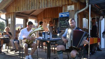 Bild: Stadt Schönsee/exb
Das Duo „Michael und Fabian“ gab beim Grillabend der Stadt Schönsee den Ton an.