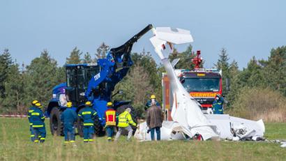 Archivbild: Nicolas Armer/dpa
Einsatzkräfte stehen neben einem abgestürzten Sportflugzeug auf dem Rollfeld des Flugplatzes in Kulmbach.