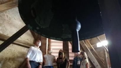 Bild: Pfarrei Waldsassen/exb
Bei der Ferienprogramm-Aktion „Wir steigen der Basilika aufs Dach!“ durften Kinder und Erwachsene ihnen bislang unbekannte Orte in der Kirche erkunden. Hier im Bild ein Teil der Gruppe mit Stadtpfarrer Dr. Thomas Vogl (links) unter der großen Dreifaltigkeitsglocke.