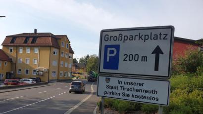 Bild: ws
Noch geht es zum Großparkplatz, doch bald wird das Schild auf den "Parkplatz Waldnaabpark" verweisen.