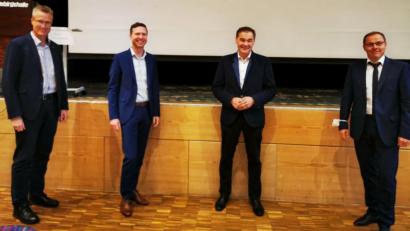 Bild: exb
Kassier Michael Schreier (von links), Vorsitzender Landrat Florian Wiedemann, Vorsitzender Landrat Peter Berek, und Ferdinand Reb bei der Versammlung der Tourismuszentrale Fichtelberg.