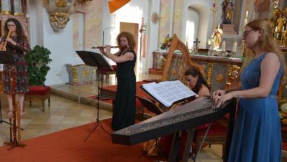 Bild: jr
Das Ensemble „I Zefiretti“ gab am Sonntagnachmittag ein gut einstündiges Barockkonzert in der Bad Neualbenreuther Pfarrkirche. Mit dabei waren (von links) Mina Voet, Beate Hariades, Susanne Kaiser und Regina Frank.