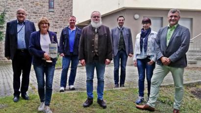 Bild: R. Kreuzer
Der Vorstand der CSU-Weiden West mit dem scheidenden Vorsitzenden Hans-Jürgen Gmeiner (ganz rechts) und dem neuen Vorsitzenden Wolfgang Gleissner (Mitte).