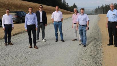 Bild: njn
Über den Stand der Bauarbeiten am Hessenreuther Berg informierten sich (von links) Landtagsabgeordneter Tobias Reiß, Bundestagsabgeordneter Albert Rupprecht und Europaabgeordneter Christian Doleschal sowie Bürgermeister Johannes Reger (rechts). Mit auf dem Bild (Vierter bis Sechster von links) vom Staatlichen Bauamt Amberg-Sulzbach Tobias Bäumler, Gerhard Kederer und Behördenleiter Roman Beer.