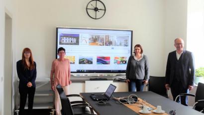 Bild: stg
Die Mitarbeiterinnen der Bücherei, Deborah Pregler, Christine Schubert und Judith Schliermann (von links), präsentierten die neue Software. Unterstützung erhielten sie von Bürgermeister Roman Schäffler.