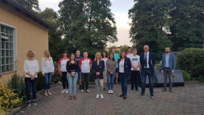 Bild: gi
Die Wasserwacht Moosbach wird die nächsten drei Jahren von diesem Team mit erster Vorsitzenden Sandra Bodensteiner (Fünfte von rechts) geführt.
