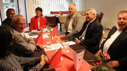 Bild: jma
Die Landtagsangeordnete Inge Aures (Mitte) folgte einer Einladung des SPD-Ortsvereinsvorsitzenden Peter Danninger (links hinten) nach Auerbach. Bürgermeister Joachim Neuß sein Vize Norbert Gradl nahmen am Gespräch teil.
