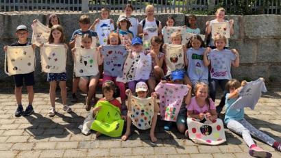 Bild: Kunst- und Kulturverein Erbendorf e.V./Norina Frischholz/exb
Die Kinder zeigen stolz ihre kreativen Kunstwerke.