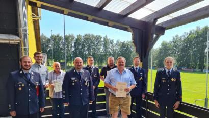 Bild: rdh
Ehrungen für langjährige Mitgliedschaftund Dienstzeit sowie Beförderungen wurden bei der Jahresversammlung der Feuerwehr vorgenommen (von links): Vorsitzender Tobias Schwamberger, Michael Heldwein jun. (10 Jahre), Max Fenzl (50 Jahre), Kommandant Florian Schwamberger (Oberbrandmeister), Christian Härtl (Hauptfeuerwehrmann), Christian Pecher (25 Jahre), Bürgermeister Alfred Stier (40 Jahre), Florian Sölch (Löschmeister) und Jasmin Jung (10 Jahre)