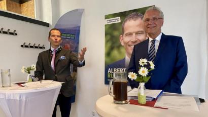 Bild: Eichl
Innenminister Joachim Herrmann (rechts) diskutiert auf Einladung Albert Rupprechts mit Sportfunktionären aus der Region.