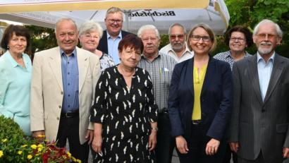 Bild: gf
Der neue SU-Vorstand zusammen mit dem Oberbürgermeister und der CSU-Direktkandidatin (von links): Gerda Lettl, Gerhard Hollederer, Christa Beck, Michael Cerny, Evi Bauer-König, Werner Vornlocher, Wolfgang Zagel, Susanne Hierl, Elisabeth Zagel und dem wiedergewählten Vorsitzenden Rudolf Maier.