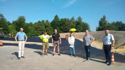 Bild: fjo
Bauabnahme und Verkehrsfreigabe der neuen Zufahrtsstraße im Autohof erledigen in einem Aufwasch (von links) Bauamtsleiter Christian Meier, Polier Viorel Knoblauch und Oberbauleiter Robert Niesner mit Anna-Lena Grötsch und Dietmar Hammerl vom Ingenieurbüro Bamler, sowie Bürgermeister Markus Bauriedl.