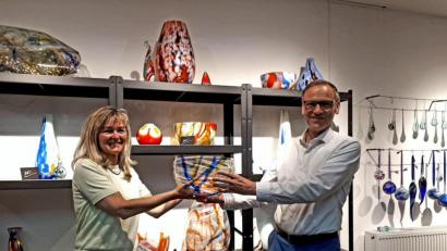 Bild: pz
Für die Stadt Waldsassen durfte Bürgermeister Bernd Sommer von Cornelia Maurer eine wertvolle Schale aus mundgeblasenem Lamberts-Glas in Empfang nehmen.