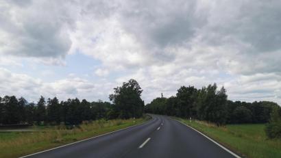 Bild: mde
Sechs Rehe wurden im zurückliegenden Jahr auf der Staatsstraße 2665, allesamt im gleichen Streckenabschnitt auf Höhe der "Fischhälterei", bei Kemnath getötet. Laut dem Jagdpächter der Jagdgenossenschaft Berndorf soll eine entsprechende Beschilderung, welche auf Wildwechsel hinweist, angebracht werden.