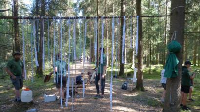 Bild: rn
Eine muntere Kinderschar bereicherte den Holzweg mit einer neuen Attraktion: Dieser Vorhang bildet nun den "Eingang" zum Holzweg