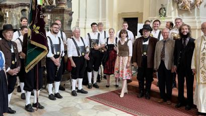 Bild: Dr. Helmut Eikam/exb
Lebendige Egerländer Tradition in Maria Kulm: (von rechts) Hochwürden Milan Kucera (Propst auf Maria Kulm), Luis-Andreas Hart (Unternehmer und Vorstandsmitglied im Förderverein Maria Kulm), Dr. Helmut Eikam (Vorsitzender des Fördervereins Maria Kulm) sowie Mitglieder der Münchenreuther Blaskapelle und eine Egerländer Fahnendelegation.