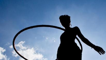 Bild: Daniel Karmann/dpa
Schwungvoller Trend: Der Hula-Hoop-Reifen ist zurückgekehrt.