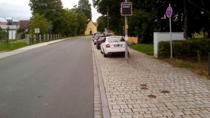 Bild: fpoz
Nicht immer wird in der Walbenreuther Straße vorbildlich geparkt. Die Behinderungen waren Thema in der Sitzung des Ferienausschusses des Stadtrates.