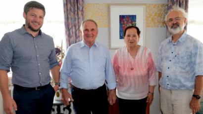 Bild: mab
Bürgermeister Peter Neumeier (links) und Pfarrer Heinrich Rosner (rechts) gratulieren dem rüstigen Jubilar, hier zusammen mit Ehefrau Magda in der Mitte, zum fünfundachtzigsten Geburtstag.
