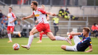 Bild: Gregor Fischer/dpa
Kaum zu stoppen: Kapitän Benedikt Gimber (links) und der SSV Jahn Regensburg haben die ersten drei Saisonspiele in der zweiten Liga gewonnen und dabei kein Gegentor kassiert.