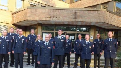 Bild: Houschka
Brandrat Christian Demleitner (vorne) stellte seine Kreisbrandmeister vor. Erste Reihe von links die KBM Günther Ponnath, Christoph Spörl, Josefine Duscher. Andreas Ringlstetter, Stefan Sattich und Patrick Allen. In der zweiten Reihe von links die KBM Heinrich Seltl, Peter Killermeier, Andreas Weinfurtner, Konrad Hoch, Markus Dechant, Ferdinand Duscher und Hans-Jürgen Schlosser. Mit Josefine Duscher gehört erstmals eine Frau der Feuerwehrführung an.