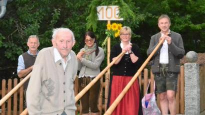 Bild: fjo
Mit ungewöhnlichen Instrumenten überraschen die "Schellenberger" Herbert Neumann an seinem 100. Geburtstag.