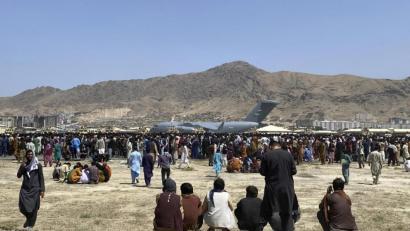 Symbolbild: dpa
Hunderte von Menschen versammeln sich in der Nähe eines C-17-Transportflugzeugs der US-Luftwaffe an einer Absperrung des internationalen Flughafens. Afghanen, die vor den Taliban fliehen wollten, rannten auf das Flugfeld, um in Sicherheit gebracht zu werden.